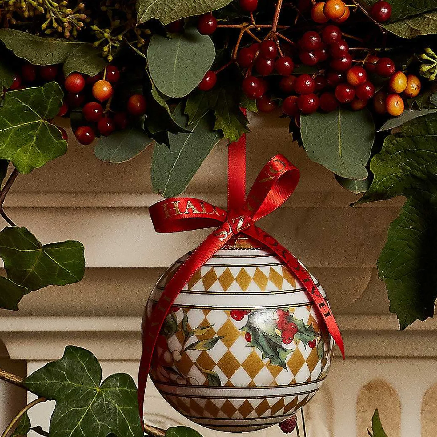Halcyon Days Baubles*Parterre Gold With Poinsettia Bauble |